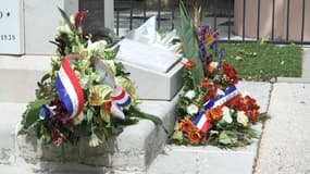 Des fleurs déposées en hommage à Cédric de Pierrepont et Alain Bertoncello à Saint-Mandrier-sur-mer dans le Var.