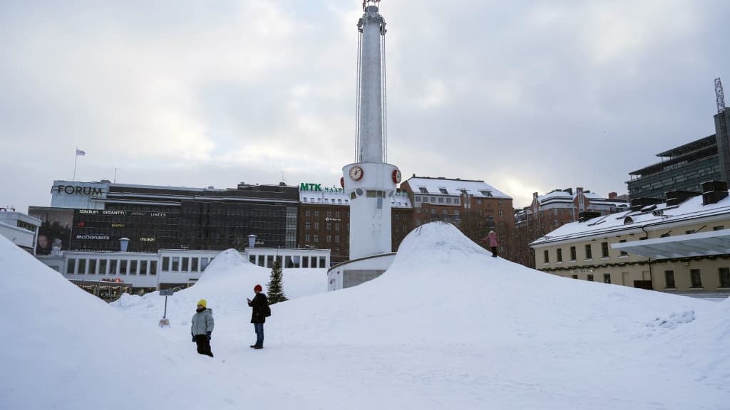 Des piétons à Helsinki, en Finlande, qui connaît un important épisode de froid, le 3 janvier 2024