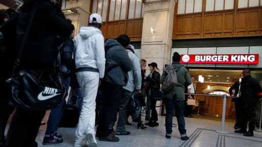 La queue devant le Burger King de Gare Saint-Lazare à Paris, ouvert en décembre 2013.