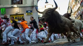 Des taureaux lâchés dans les rues de Pampelune en Espagne pour les fêtes de San Fermin, le 12 juillet 2019