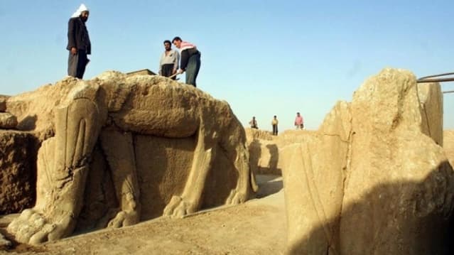 Le groupe Etat islamique s'est attaqué aux ruines assyriennes de Nimrud, en Irak, photographiées ici au cours d'un chantier de restauration, en 2001. Le groupe Etat islamique s'est attaqué aux ruines assyriennes de Nimrud, en Irak, photographiées ici au cours d'un chantier de restauration, en 2001.