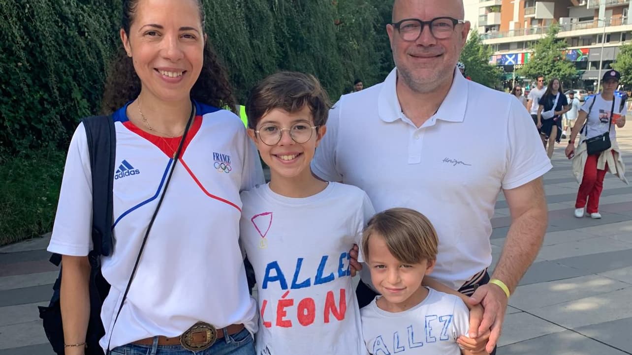 Camille, son frère et ses parents venus soutenir Léon Marchand à la Défense Arena, le 30 juillet 2024 aux Jeux olympiques de Paris Camille, son frère et ses parents venus soutenir Léon Marchand à la Défense Arena, le 30 juillet 2024 aux Jeux olympiques de Paris