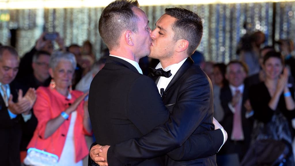 Vincent Autin et Bruno Boileau s'embrassent lors de leur mariage le 29 mai 2013 à Montpellier Vincent Autin et Bruno Boileau s'embrassent lors de leur mariage le 29 mai 2013 à Montpellier