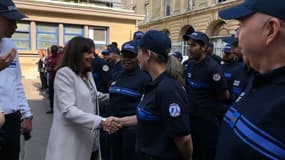 Anne Hidalgo face aux futurs agents de la police municipale ce mardi à Paris.