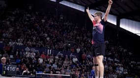 La folle célébration d'Alexis Lebrun, debout sur la table après avoir battu son frère, à retrouver dans le film RMC Sport "Alexis et Félix, aux origines des phénomènes du ping français"