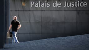 L'homme a bondi du box des accusés avant de courir vers la sortie.