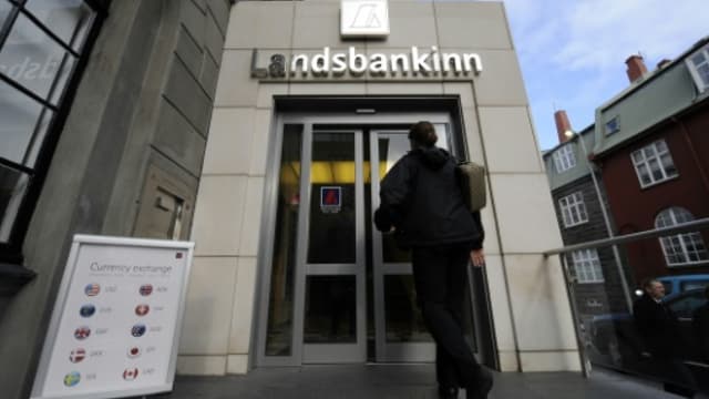 Le président de la banque est jugé à Paris pour escroquerie.