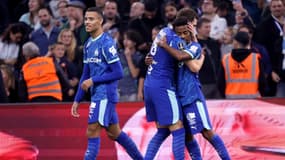 Benjamin Pavard félicite Angel Gomes pour son but en faveur de l'OM au Vélodrome, 8 novembre 2025