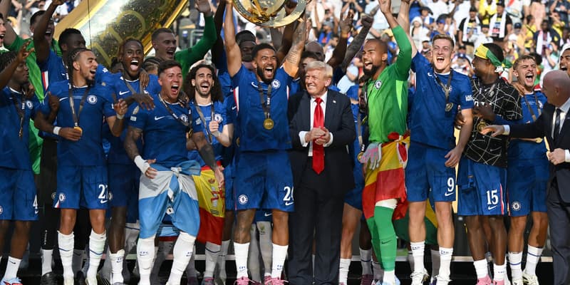 Donald Trump reste sur le podium pour célébrer le sacre de Chelsea à la Coupe du monde des clubs, le 13 juillet 2025