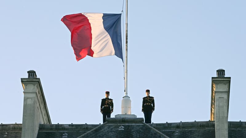 Le drapeau tricolore en berne dans la cour de l'Elysée, le 3 janvier 2005. (photo d'illustration)