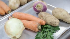 Un plateau de légumes est présenté à New York dans un festival culinaire le 16 avril 2016. 