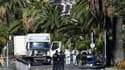 Des policiers et des experts légistes devant le camion qui a foncé sur le foule rassemblée le soir du 14 juillet sur la promenade des Anglais, au lendemain de l'attentat, le 15 juillet 2016 à Nice