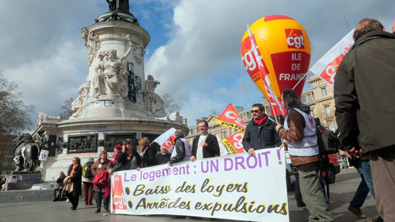 Plusieurs centaines de personnes ont manifesté à Paris contre la fin de la trêve hivernale le 28 mars 2015