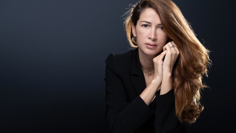 L'écrivaine française Zineb El Rhazoui pose lors d'une séance photo à Paris, le 12 mai 2022.