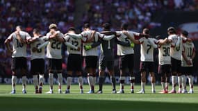 Les joueurs de Liverpool réunis pour rendre hommage à Diogo Jota lors d'une minute de silence avant le Community Shield, le 10 aout 2025