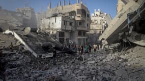 Vue des destructions causées par l'attaque israélienne sur la rue Omar al-Mukhtar à Gaza, le 3 octobre 2025.