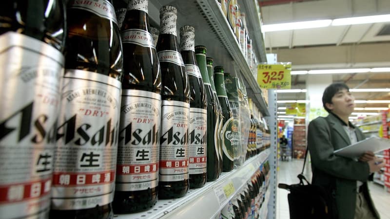 Des bières Asahi dans un supermarché en Chine. 