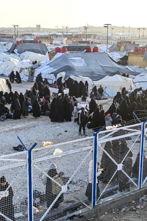 Les camps de prisonniers deviennent-ils des "passoires"? Après la défaite des Kurdes en Syrie, l'inquiétude autour de l'évasion de jihadistes de Daesh