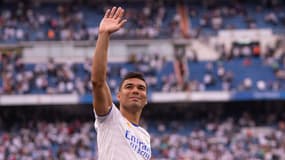 Casemiro saluant le public après les célébrations du titre au Bernabeu