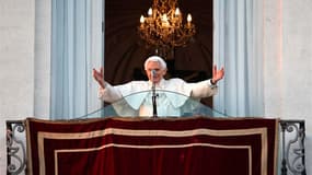 Benoît XVI a effectué jeudi une dernière apparition publique en tant que pape au balcon de la résidence pontificale de Castel Gandolfo, où il a déclaré à la foule rassemblée sous ses fenêtres qu'il entrait dans la dernière phase de sa vie. Sa renonciation