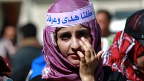 Une jeune Yéménite manifeste son soutien à Houda, devant le tribunal de Sanaa, dimanche 24 novembre. Sur son front, le slogan "Nous sommes tous Houda".