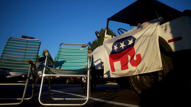 Une jeep sur laquelle pend un drapeau du parti républicain à Aston, pendant la campagne de Donald Trump.