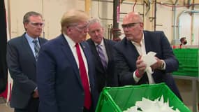 Donald Trump a visité une usine de masques respiratoires dans l'Arizona, sans porter de masque