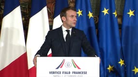 Emmanuel Macron ce jeudi à Naples.