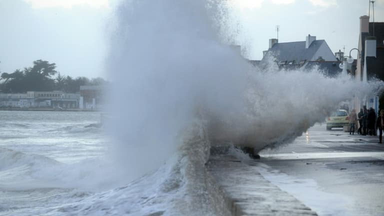 Grandes vagues à l'Ile-Tudy, dans le Finistère, lors d'une alerte vagues-submersion en 2014