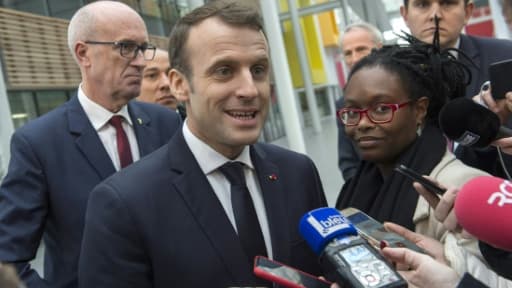 Emmanuel Macron et Sibeth Ndiaye (D) lors d'un point presse à Ladoux, le 25 janvier 2018 Emmanuel Macron et Sibeth Ndiaye (D) lors d'un point presse à Ladoux, le 25 janvier 2018
