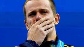 Cesar Cielo en pleurs sur le podium du 50 m papillon.