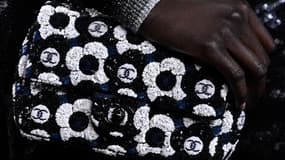 Le camélia sur tous les accessoires, bijoux, en motif, lors du défilé automne-hiver 2023 de Chanel à Paris.