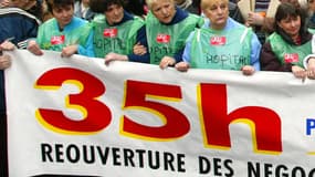 Le sujet des 35 heures est sensible depuis l'acceptation de la loi, il y a 14 ans. Ici, une manifestation d'infirmiers, en 2002.