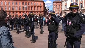 Des contre-manifestants antifascistes s'opposent à des CRS, ce samedi 5 avril, place du Capitole à Toulouse.