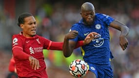 L'attaquant belge de Chelsea, Romelu Lukaku, à la lutte avec le défenseur néerlandais de Liverpool, Virgil van Dijk, lors de leur match de Premier League, le 28 août 2021 à Anfield Road
