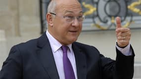 Michel Sapin, le ministre du Travail, a affirmé vendredi que le projet de taxer à 75% la part des revenus supérieure à un million d'euros annuels sera maintenu, même si des aménagements sont possibles. /Photo prise le 27 juin 2012/REUTERS/Philippe Wojazer
