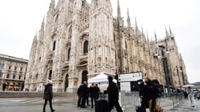 Des touristes avec des masques sanitaires près de la cathédrale de Milan le 2 mars 2020.