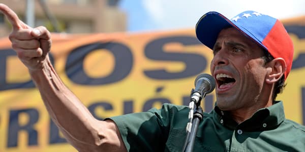 Henrique Capriles s'adresse à la foule, le 22 février, à Caracas. Henrique Capriles s'adresse à la foule, le 22 février, à Caracas.