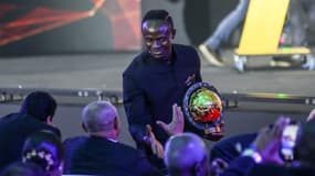 Sadio Mané avec son trophée de meilleur joueur africain de l'année 2019, en Égypte le 7 janvier 2020