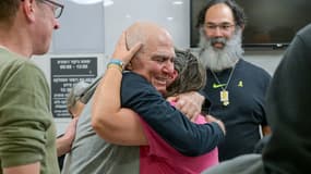 Cette photo diffusée par le bureau de presse du gouvernement israélien montre l'otage libéré Gadi Moses, 80 ans, et des membres de sa famille à son arrivée à l'hôpital Ichilov en Israël, le 30 janvier 2025.