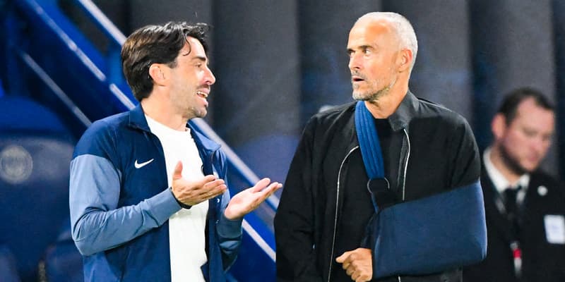 Rafael Pol et Luis Enrique pendant un match du PSG en Ligue des champions, le 17 septembre 2025