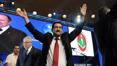 Le grand absent des meetings de campagne de Bouteflika était... Bouteflika lui-même, qui n'apparaît que sur écran géant. Au premier plan, Amar Ghoul, ministre des Transports, crée l'ambiance.