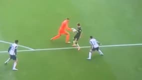 Main dans ou en dehors de la surface pour le gardien de Tottenham Guglielmo Vicario 