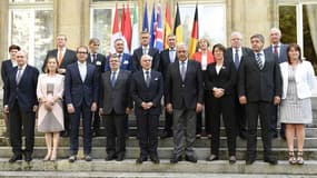 Le ministre de l'Intérieur, Bernard Cazeneuve, avec les ministres de l'Intérieur et des Transports de 9 pays européens à Paris le 29 août 2015.