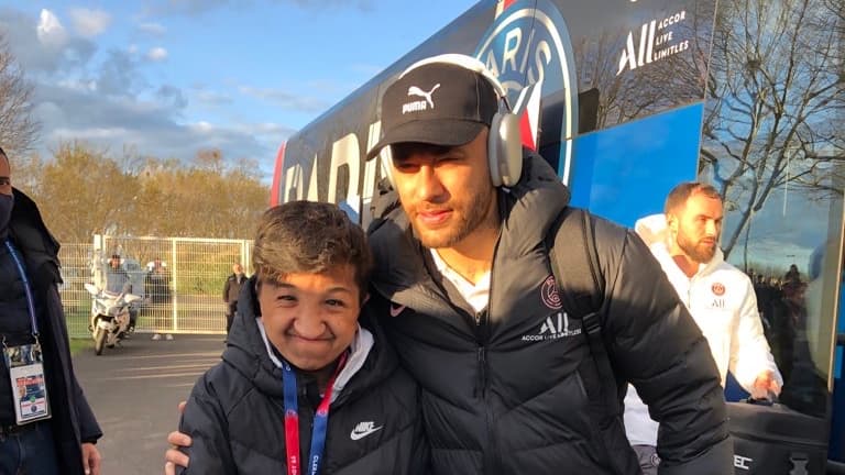 Tom, jeune supporter du Clermont, qui souffre d'une facio craniosténose syndromique, pose avec Neymar @BenjaminCherasse