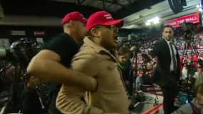 Le militant pro Trump a été ceinturé par un blogueur après avoir frappé le cameraman.