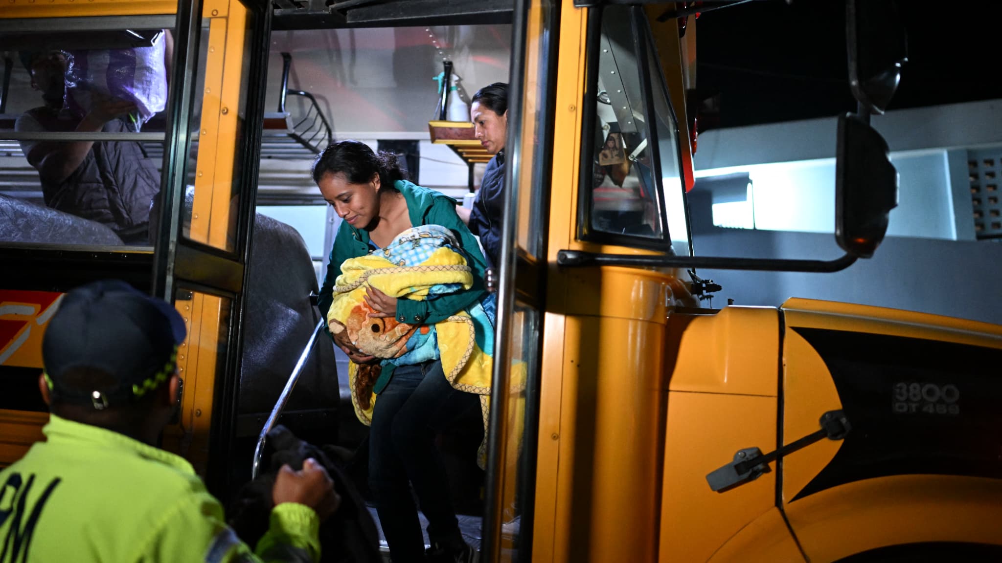 Une femme portant un bébé arrive à un abri après avoir évacué son village en raison d'une éruption du volcan Fuego, à Alotenango, dans le département de Sacatepequez, à quelque 65 kilomètres au sud-ouest de la ville de Guatemala, le 10 mars 2025.
