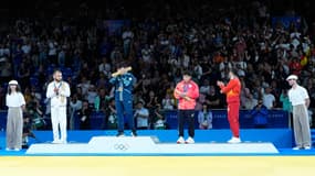 Le podium du Français Luka Mkheidze, médaillé d'argent en judo (-60 kg), JO de Paris, 27 juillet 2024