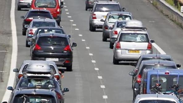 Les immatriculations de voitures neuves ont reculé de 11,4% en août dernier. Celles du groupe Renault ont baissé de 20,6% et celles du groupe PSA Peugeot Citroën de 10,6%. /Photo d'archives/REUTERS/Régis Duvignau