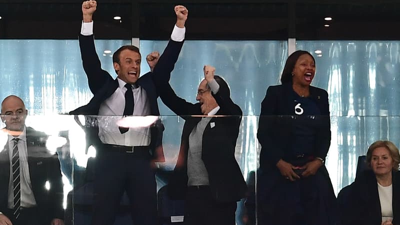 Le chef de l'Etat français Emmanuel Macron, la ministre des Sports Laura Flessel et le président de la FFF Noël Le Graët, le 10 juillet 2018 à Saint-Pétersbourg après la victoire des Bleus.